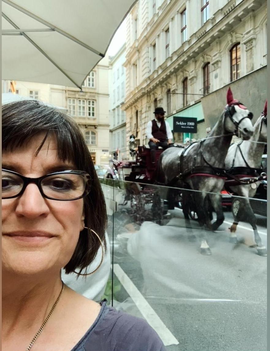 Gründerin Barbara Anne Bauer mit Fiaker im Hintergrund